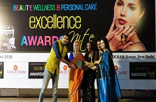 Od lewej - pan Rahul Singh, znany aktor z Bollywood, dr. Blossom Kochhar, prekursor aromaterapii w Indiach, pani Komal Kiran Udhwani, Femina Miss India, pan Suresh Garg, Dyrektor Zarządzający, Kairali Ayurveda oraz pani Nandini Singh Rajput, Sami Labs Ltd. 